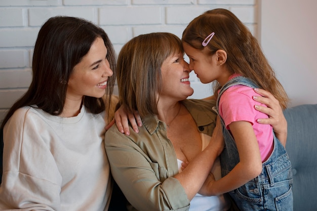 Colpo medio famiglia felice a casa