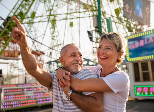 Colpo medio gente che ride nel parco a tema