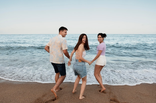 Colpo medio persone felici in spiaggia