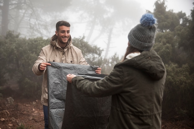 Colpo medio persone sorridenti a vicenda