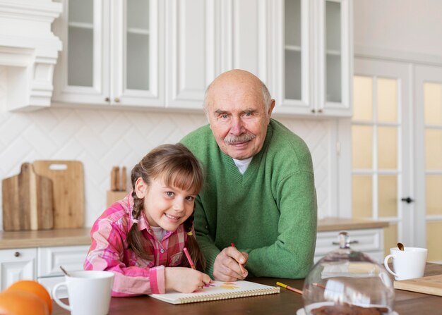 Colpo medio ragazza e nonno di disegno