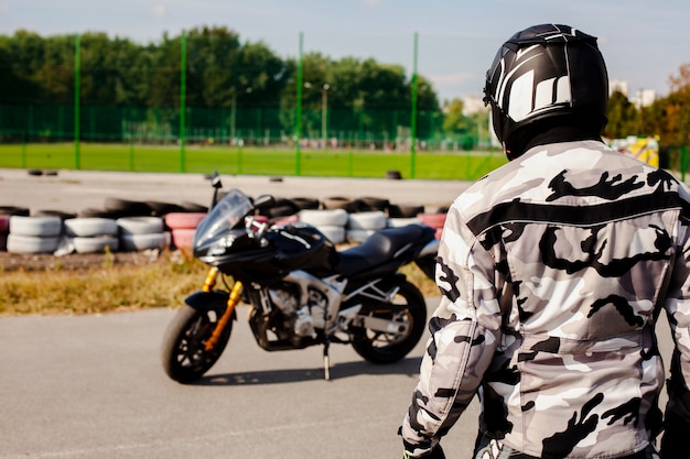 Colpo medio uomo che cammina verso la moto