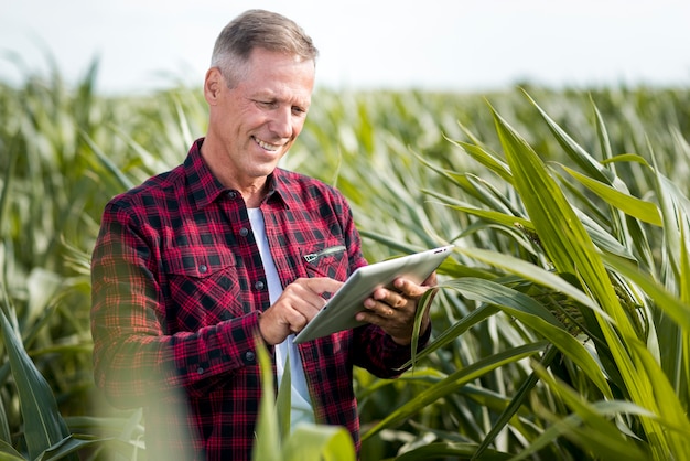 Colpo medio uomo con un tablet