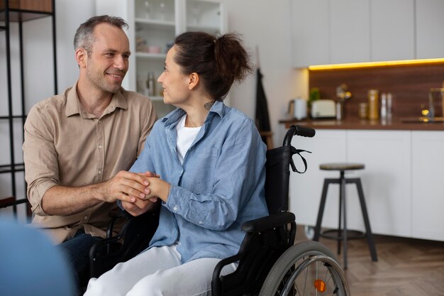 Colpo medio uomo e donna che si tengono per mano