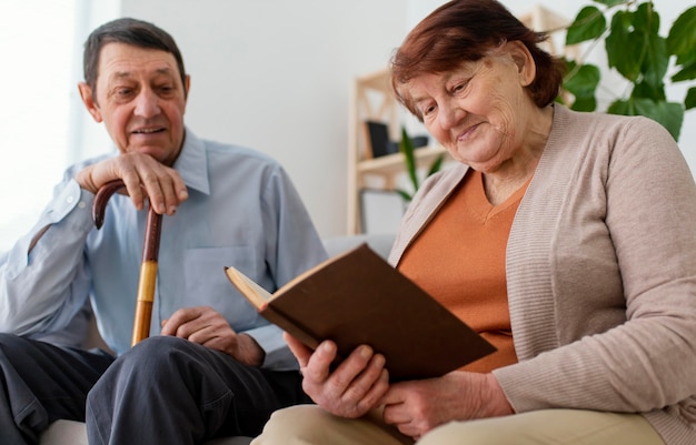 Colpo medio uomo e donna con il libro