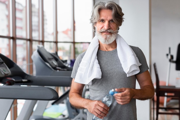 Colpo medio uomo in palestra