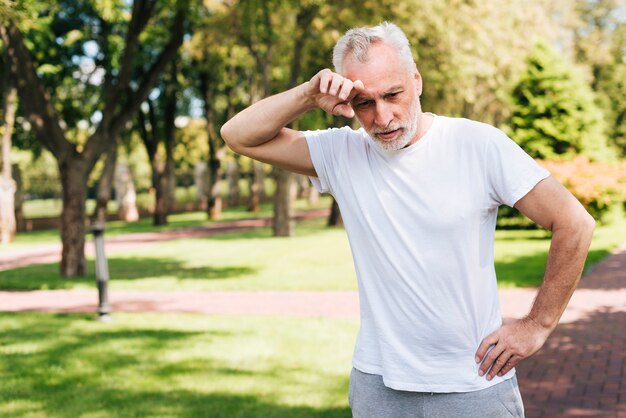 Colpo medio vecchio prendendo una pausa