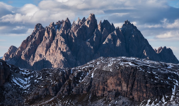 Colpo mozzafiato della montagna Cadini di Misurina nelle Alpi italiane