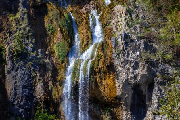 Colpo mozzafiato di una grande cascata tra le rocce di Plitvice, Croazia