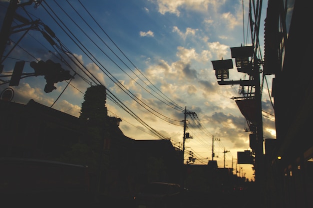 Colpo orizzontale di una strada a Kawagoe, in Giappone durante il tramonto con il cielo