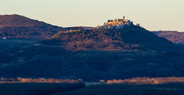 Colpo panoramico del villaggio di Montona in Istria, Croazia al mattino presto