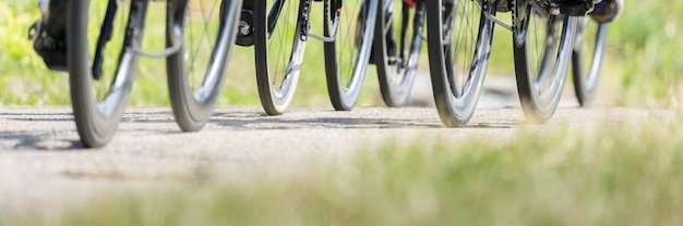 Colpo panoramico di ruote di bicicletta che guidano su un terreno