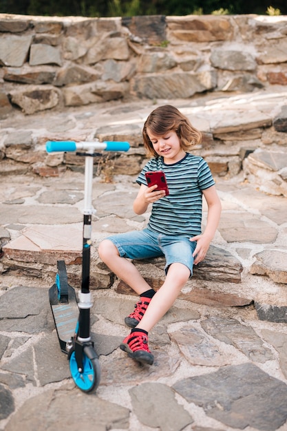 Colpo pieno del bambino che gioca nel parco