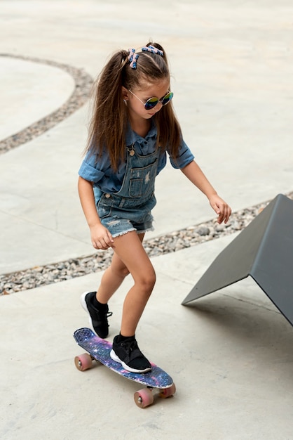 Colpo pieno di bambino su skateboard