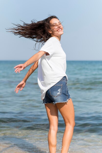 Colpo pieno di ragazza che gode dell'acqua