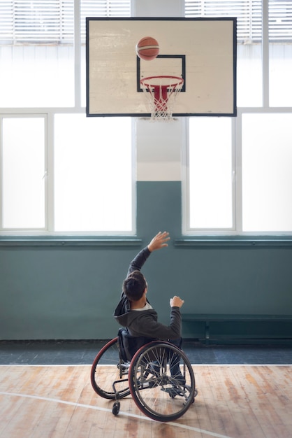 Colpo pieno uomo disabile gettando palla