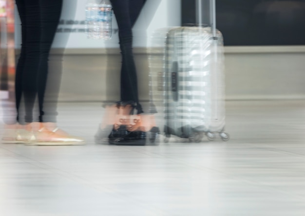 Colpo sfocato di persone in aeroporto