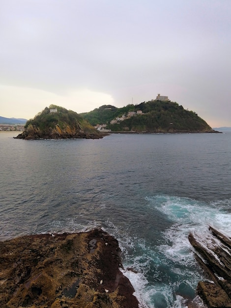 Colpo verticale ad alto angolo di uno scenario affascinante della spiaggia a San Sebastian, Spagna