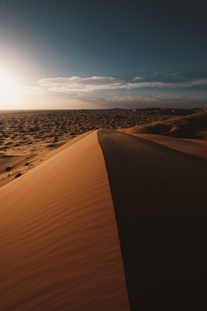 Colpo verticale del bellissimo deserto sotto il cielo blu catturato in Marocco