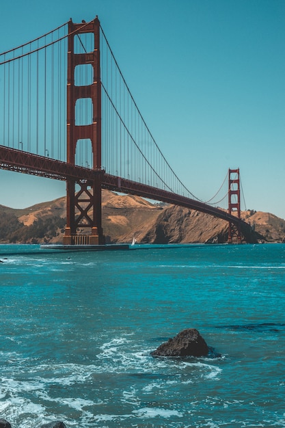 Colpo verticale del bellissimo Golden Gate Bridge e sorprendente cielo blu chiaro