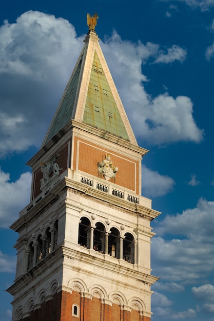 Colpo verticale del campanile di San Marco della Basilica di San Marco a Venezia