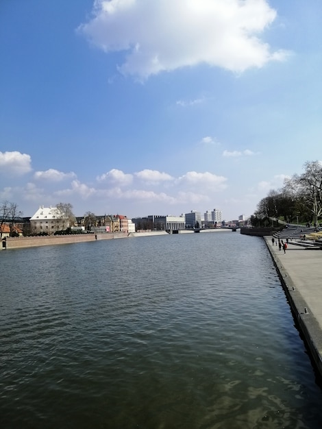 Colpo verticale del fiume Oder a Wrocław, Polonia