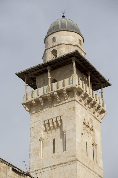 Colpo verticale del minareto della Cupola della Roccia a Gerusalemme, Israele