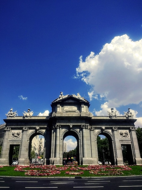 Colpo verticale del monumento neoclassico Puerta de Alcala a Madrid sotto un cielo blu