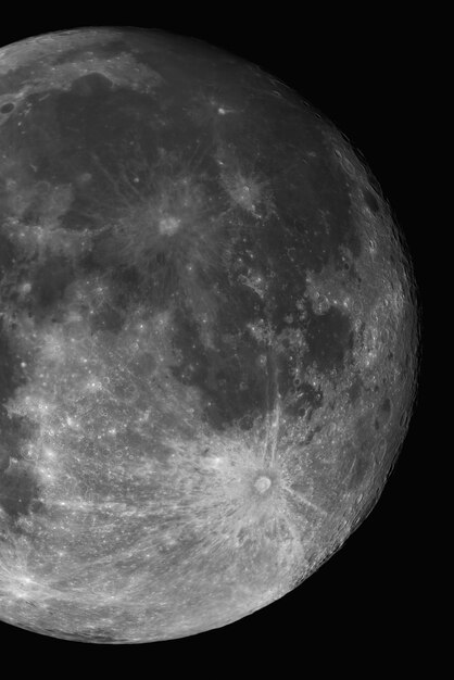 Colpo verticale del primo piano della luna
