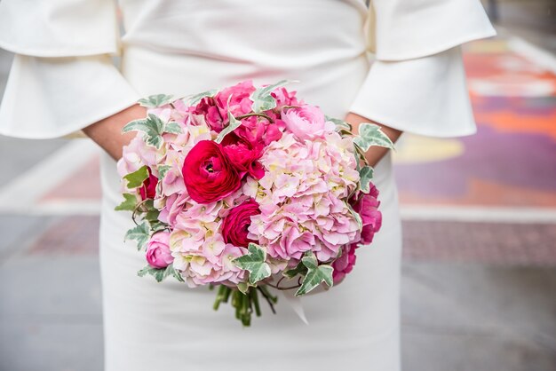 Colpo verticale del primo piano di un bouquet di fiori da sposa