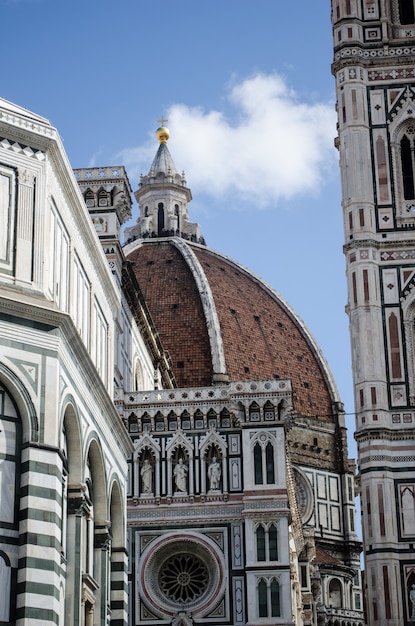 Colpo verticale del primo piano di una cupola storica antica che tocca il chiaro cielo