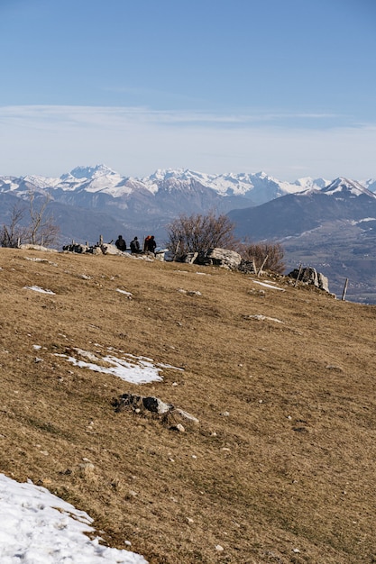 Colpo verticale del terreno circondato da montagne