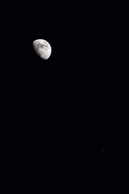 Colpo verticale della bellissima luna nel cielo notturno