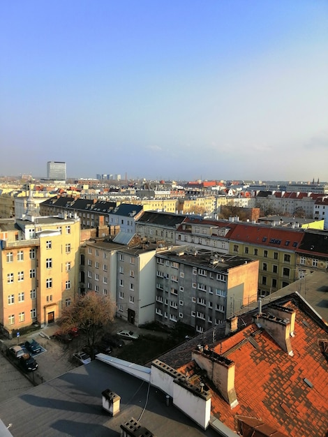 Colpo verticale della città durante una giornata di sole a Varsavia, Polonia