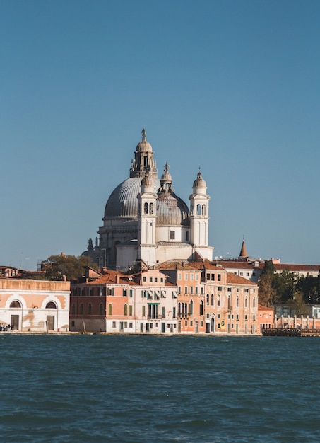 Colpo verticale della famosa basilica di Santa Maria a Venezia, Italia