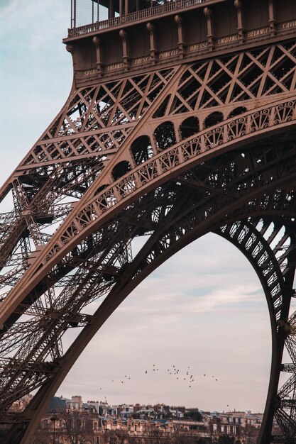 Colpo verticale della famosa Torre Eiffel a Parigi, Francia