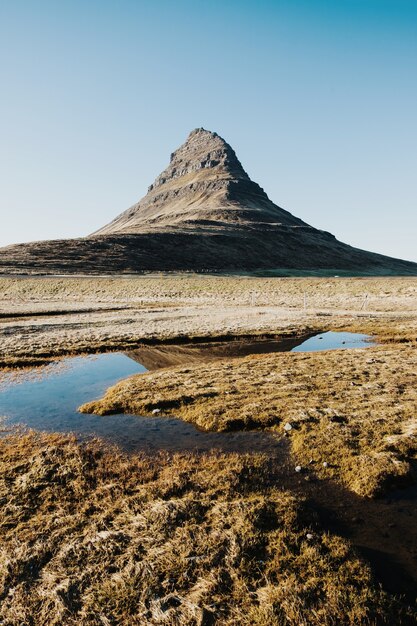 Colpo verticale della montagna Kirkjufell nella città di Grundarfjordur in Islanda