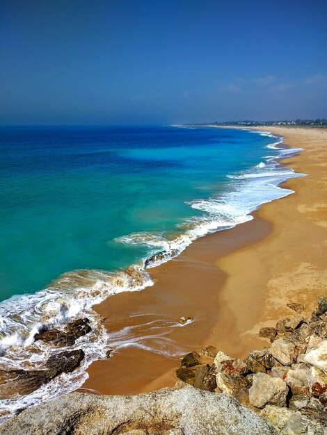 Colpo verticale della spiaggia del parco naturale di Estrecho a Tarifa, Spagna