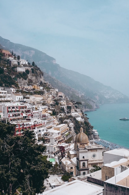 Colpo verticale della vista del villaggio di Positano in Italia vicino al mare durante la luce del giorno