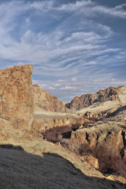 Colpo verticale delle belle nuvole sopra il burrone roccioso