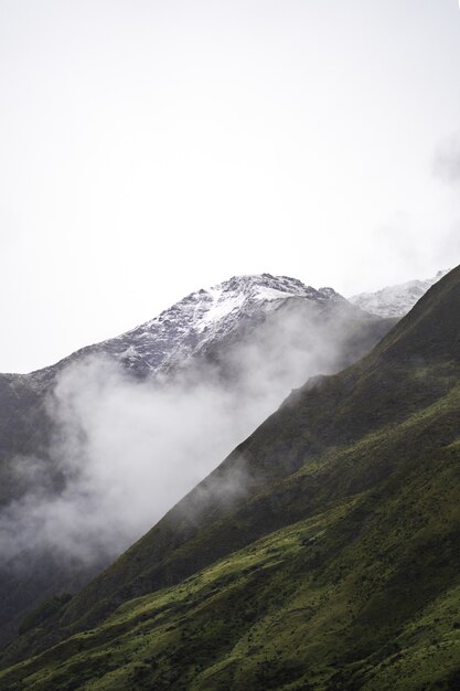 Colpo verticale delle verdi colline in una giornata uggiosa