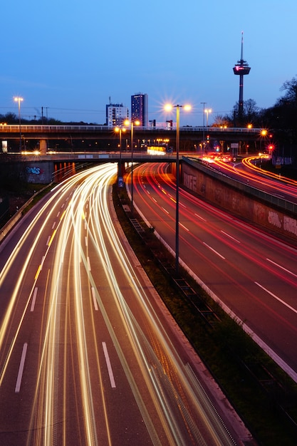 Colpo verticale di alto angolo di un'autostrada illuminata di notte