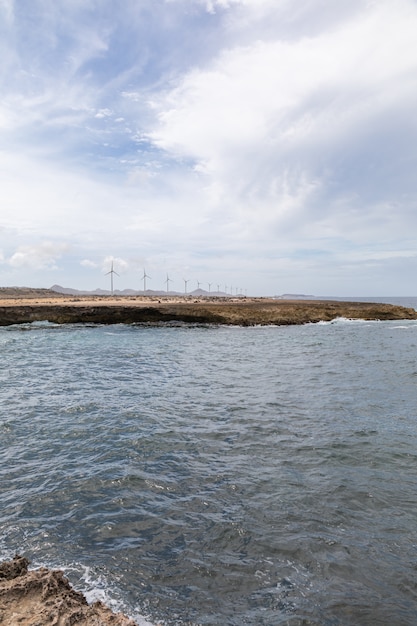 Colpo verticale di angolo basso dell'oceano nel Bonaire, caraibico