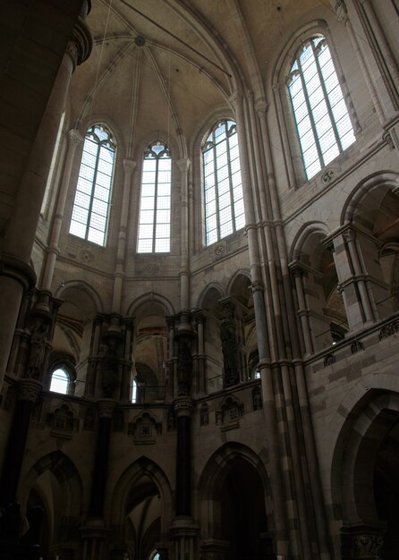 Colpo verticale di angolo basso della cattedrale di Magdeburgo durante il giorno