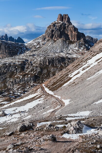 Colpo verticale di angolo basso della montagna di Paternkofel nelle alpi italiane