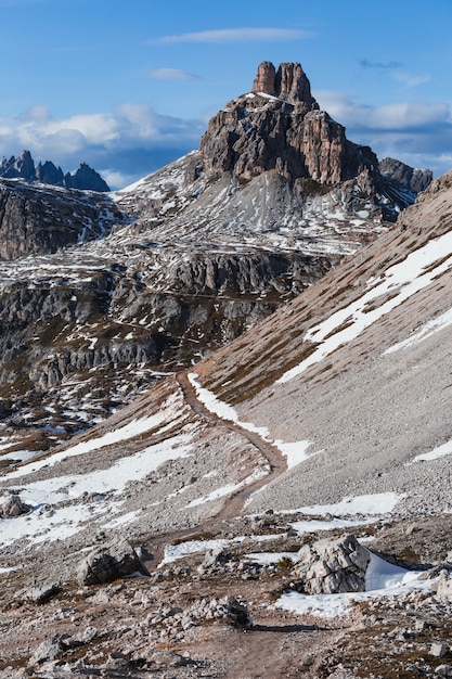 Colpo verticale di angolo basso della montagna di Paternkofel nelle alpi italiane