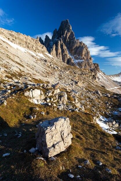 Colpo verticale di angolo basso della montagna di Paternkofel nelle alpi italiane