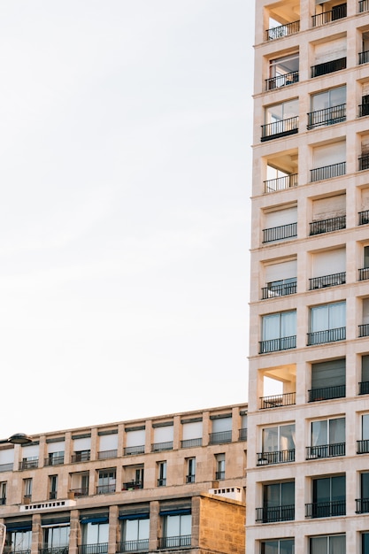 Colpo verticale di angolo basso di un edificio residenziale con bei balconi