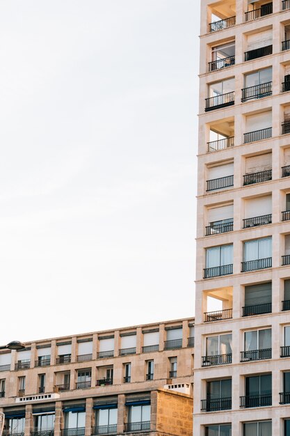 Colpo verticale di angolo basso di un edificio residenziale con bei balconi