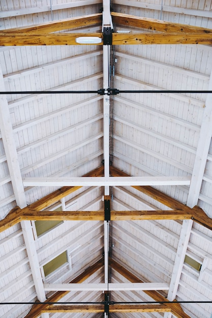 Colpo verticale di angolo basso di un soffitto di una casa fresca con un interno minimalista moderno